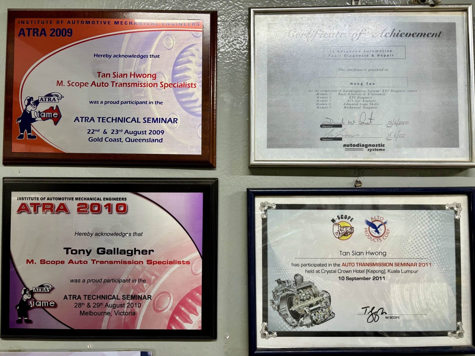 Plak seminar ATRA 2009 dan 2010, sijil diagnosis EFI dari tahun 2000, dan seminar Kuala Lumpur 2011.