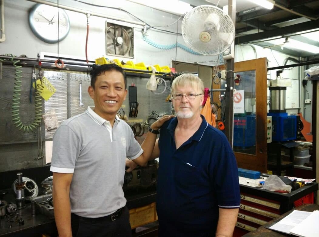 Encik Hui bersama Tony Gallagher.